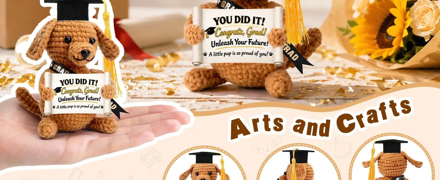 Recuerdo de bolsillo de abrazo de graduación del cachorro tejido a crochet color marrón, con un letrero blanco con texto negro y un fleco dorado hecho de hilo.
