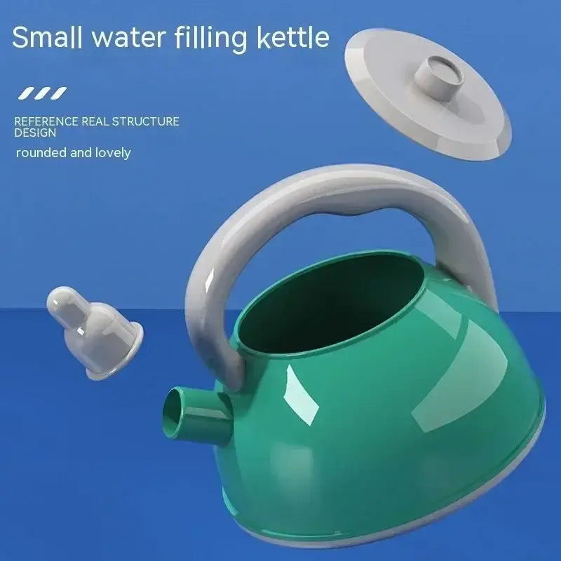 Wasserfüllender Wasserkocher aus grünem Kunststoff mit weißem Griff und Deckel aus dem Set für Küchenzubehör zum Spielen, Kochspielzeug für Kinder.