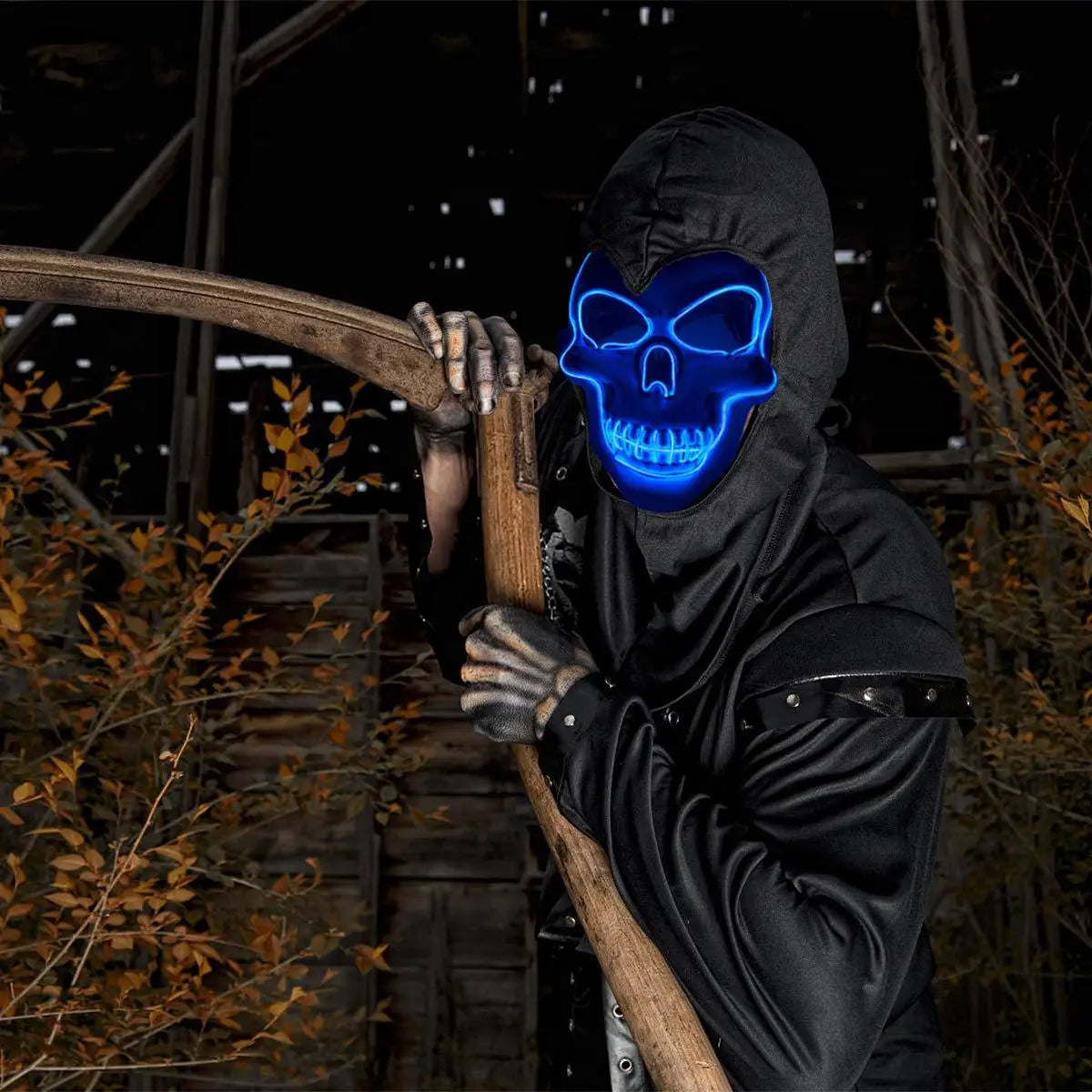 Máscara luminosa de calavera con neón azul y efecto de luz fría, con paquete de controlador para uso como disfraz de Halloween.