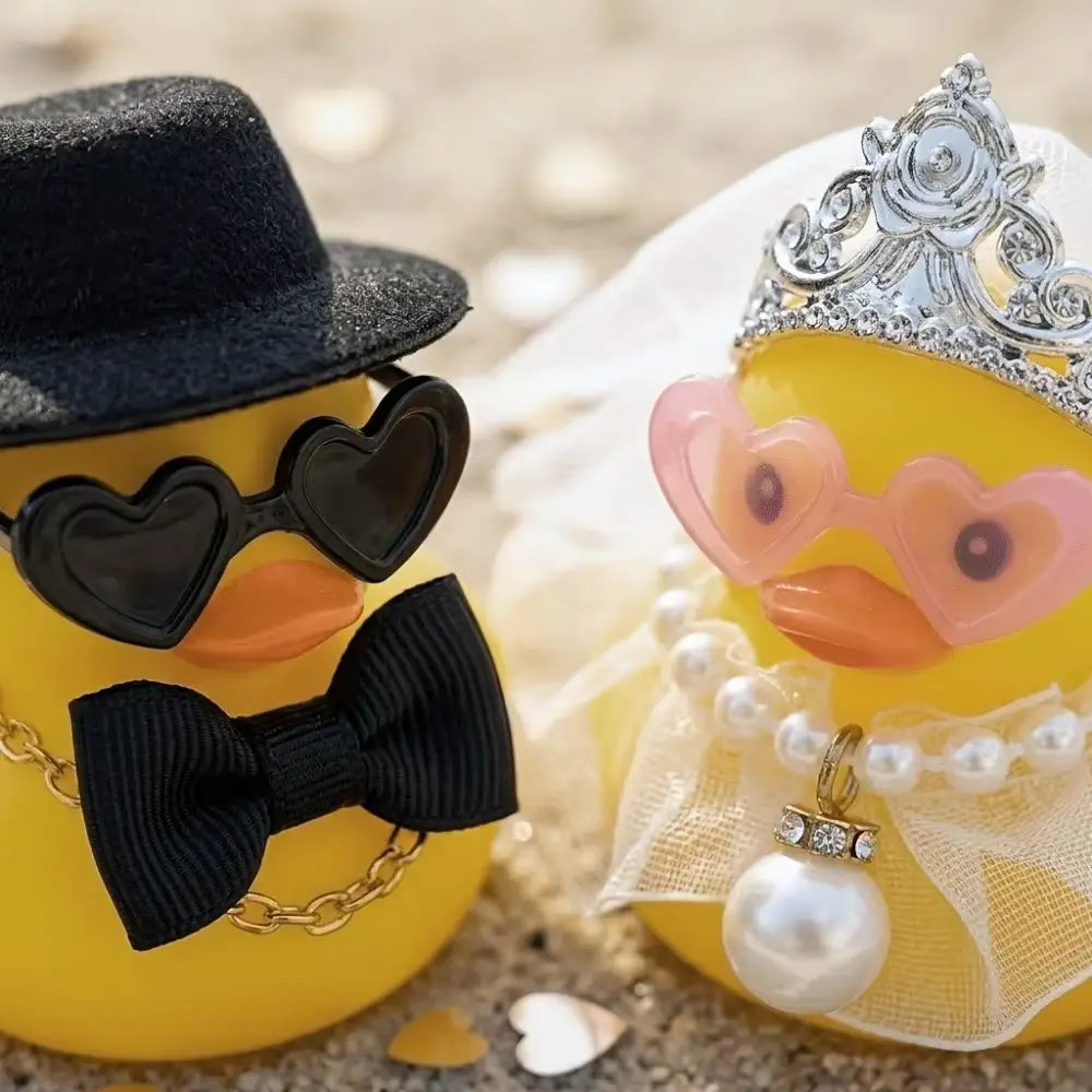 結婚式の装飾のための詳細な付属品を身に着けたカップルを備えた、黄色いゴム製アヒルの新郎新婦ウェディングセット。