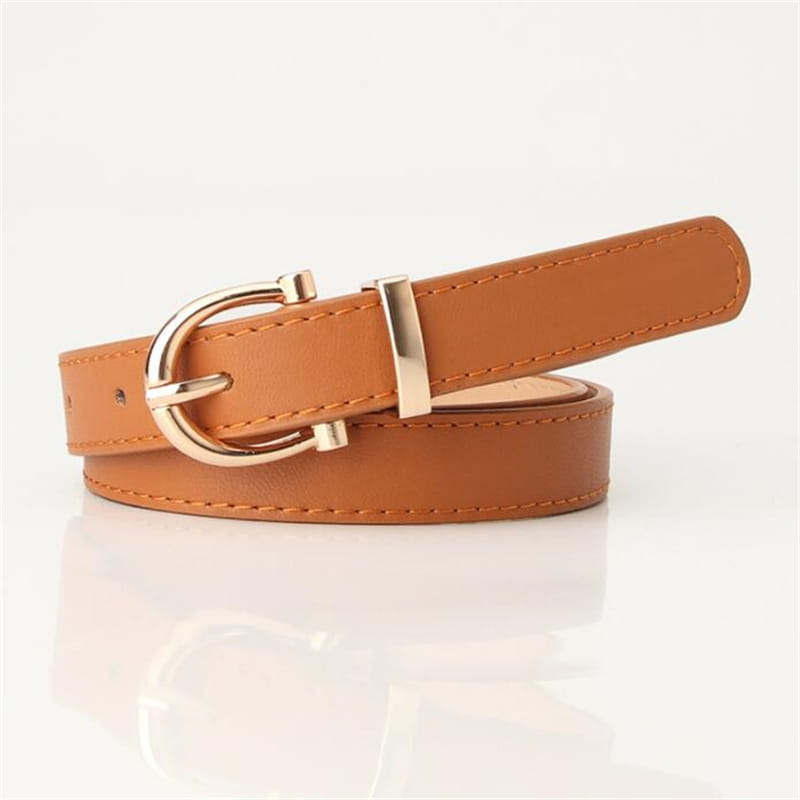 Un cinturón para mujer de piel sintética (PU) color arena con hebilla tipo D de tono dorado para la cintura.