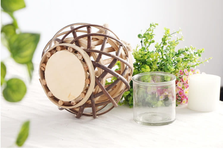 Porte-bougie en bambou tissé, présentant une lanterne en rotin tissé avec une base en bois naturel et un design circulaire, idéal pour la décoration intérieure du domicile, avec des retours positifs.