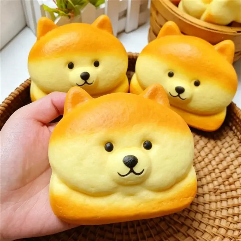 sanftes goldenes orange und hellgelbes Shiba-inu-ähnliches langsam aufsteigendes, weiches Knetbrot-Spielzeug aus weichem Schaumstoff zur Stresslinderung und für sensorisches Spielen