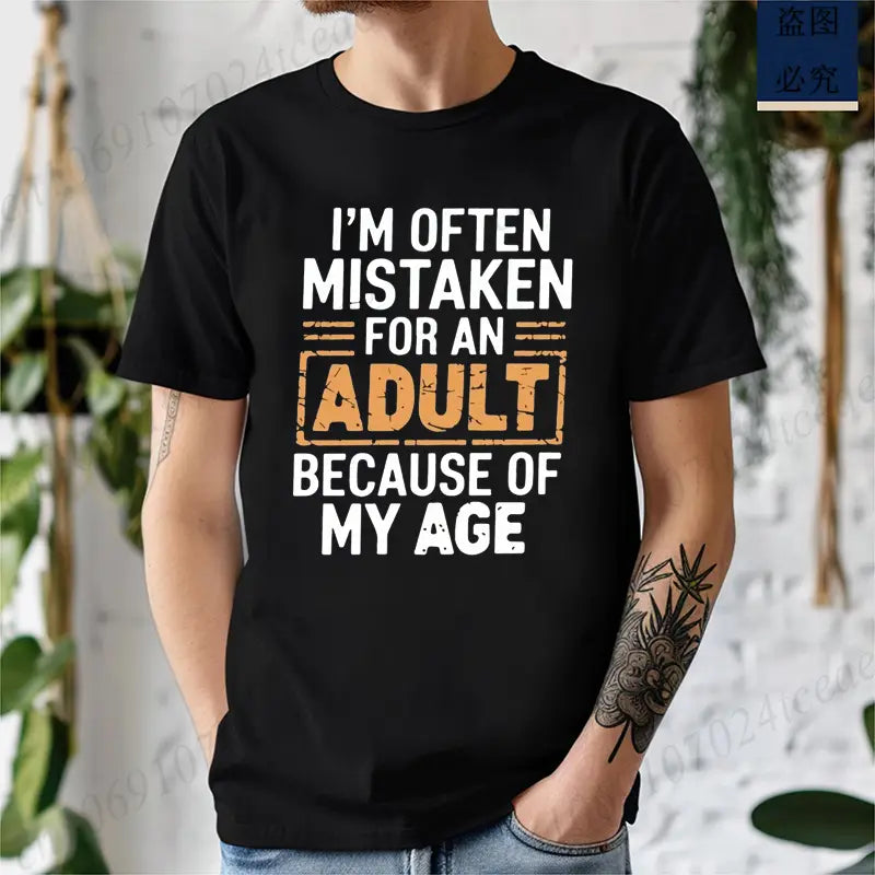 Camiseta de algodón negra de manga corta con texto de color blanco y naranja desgastado de broma humorística para adultos, que dice: «A menudo me confunden con un adulto debido a mi edad».
