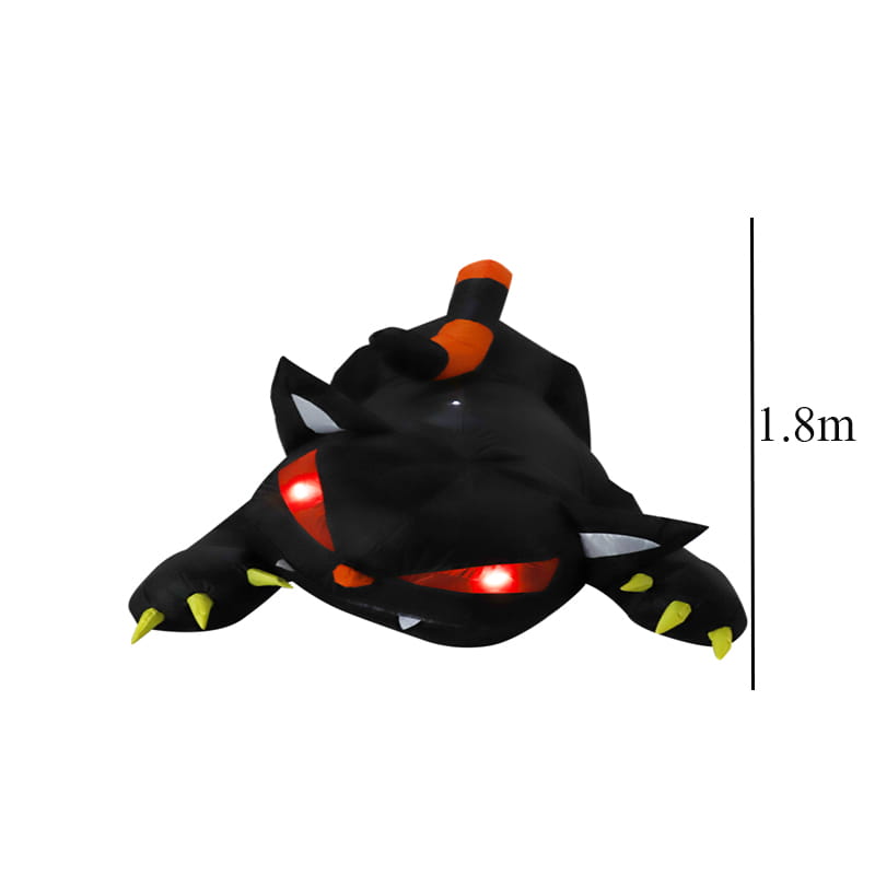 1,8 m aufblasbare schwarze LED-Halloween-Gartendeko einer Katze mit leuchtend roten Augen und orangenen Akzenten an Schwanz, Krallen und Ohren, dargestellt als schwarzes Plüschspielzeug.