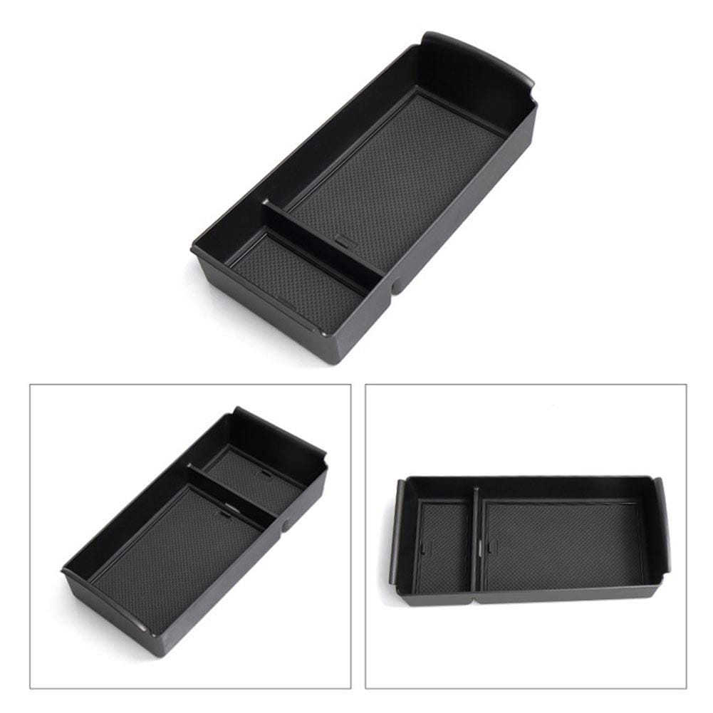 Organizer-Tablett für die Mittelkonsole aus schwarzem ABS-Material mit strukturierter Innenfläche und unterteilten Fächern zur Aufbewahrung.