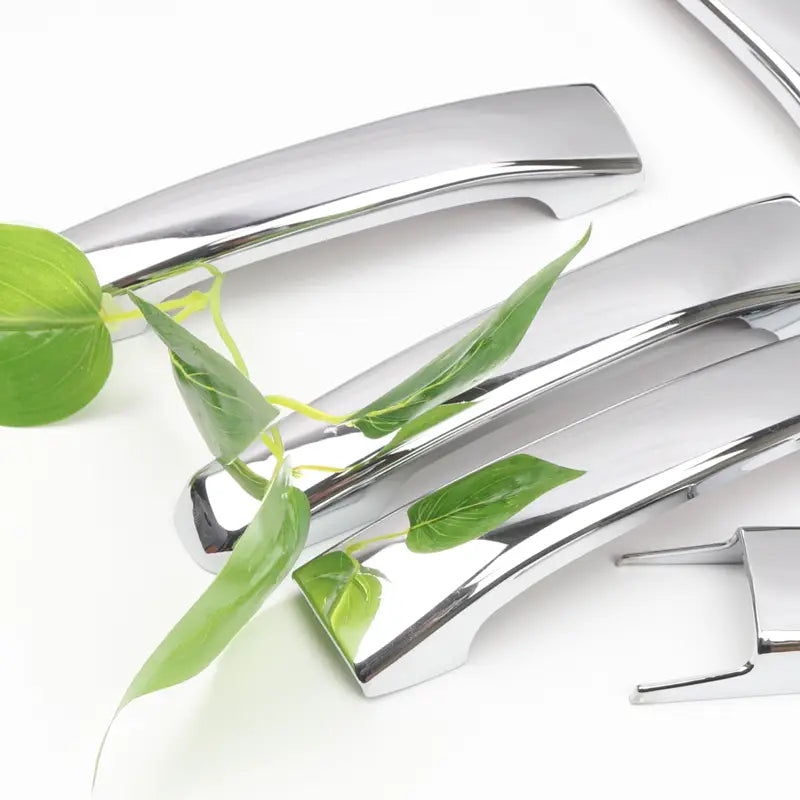 Caches de poignées de porte de voiture finition chrome, avec design moderne élégant et courbes lisses pour la garniture de poignée de porte en chrome Mitsubishi Pajero 2007 à 2021.