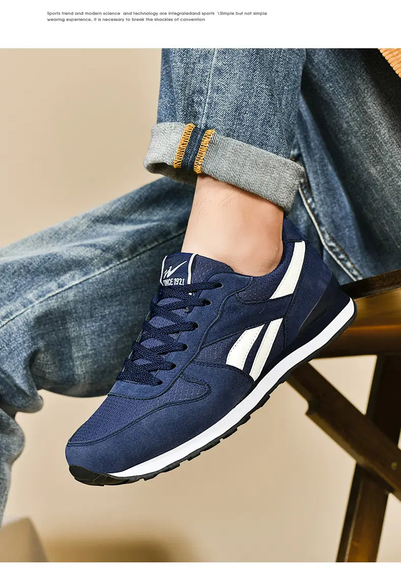 Marineblauer Canvas-Herrenfreizeitsneaker mit weißen Streifen und schwarzer Gummisohle, ausgelegt für Gehen und den täglichen Gebrauch.