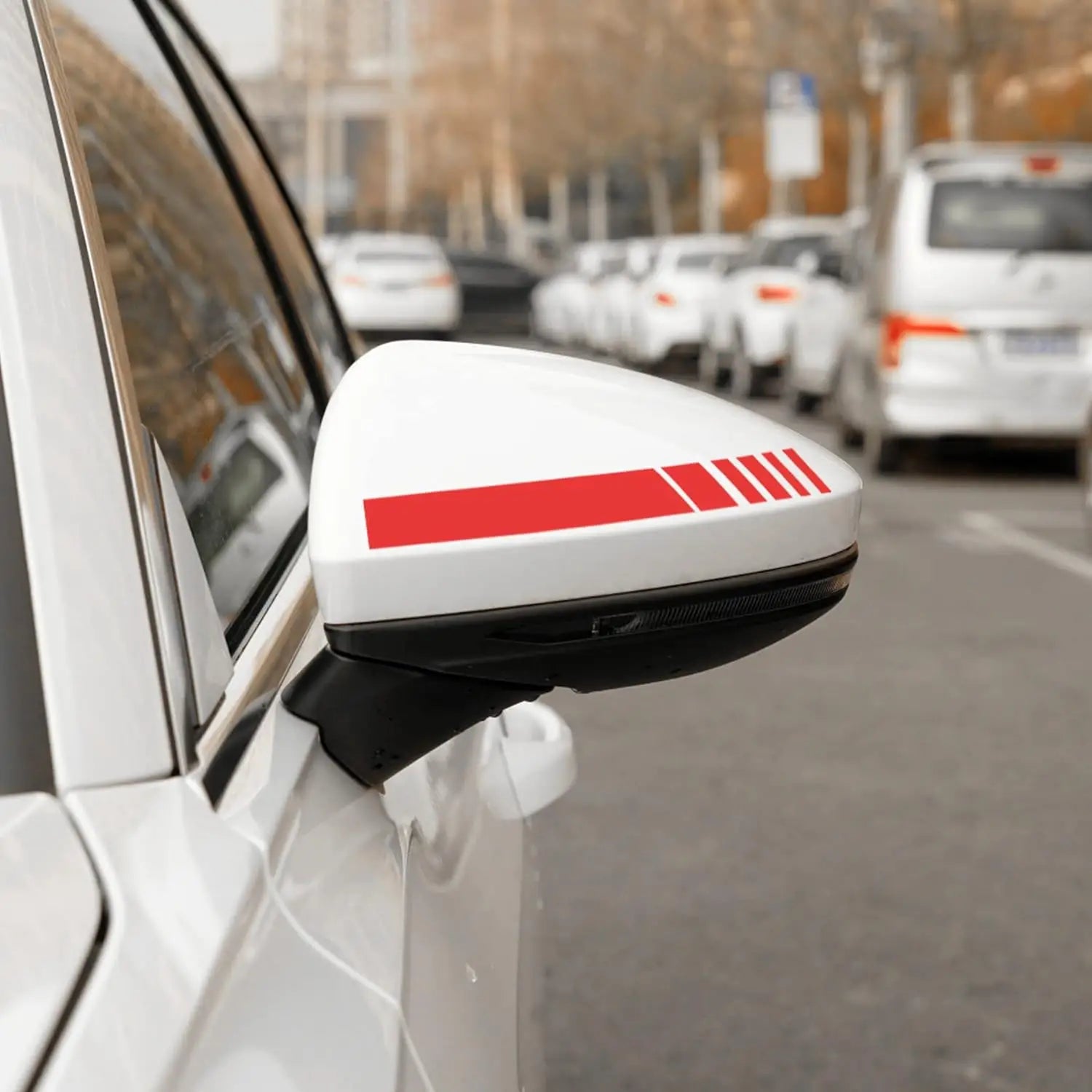 Miroir de rétroviseur arrière de voiture blanc avec un autocollant vinyle rouge audacieux comportant trois lignes parallèles, conçu pour un lot d’autocollants vinyle rayés pour rétroviseurs de voiture.