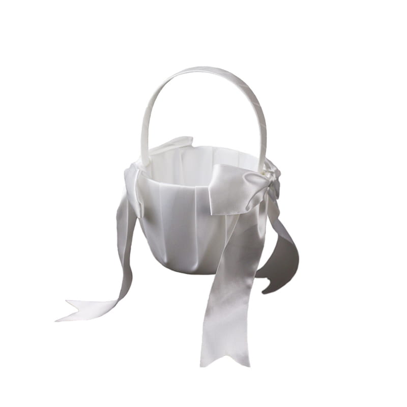 Panier de demoiselle d’honneur en satin blanc avec une anse assortie et des finitions décoratives à nœud perlé.