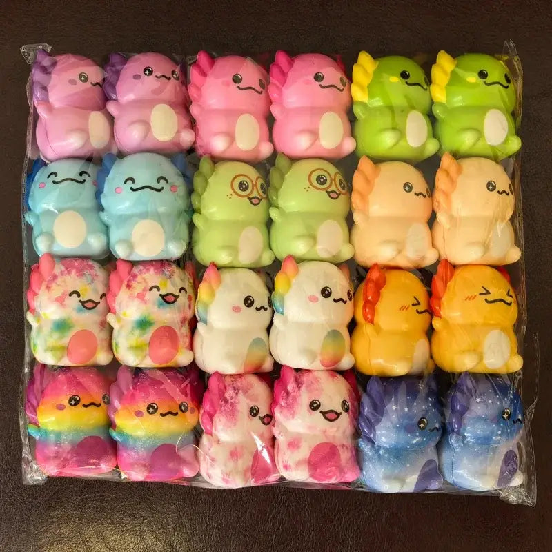 Eine Sammlung farbenfroher Knet- und Quetschspielzeuge in Axolotl- und Drachform zur Stressreduktion, in klarem Kunststoff verpackt zur Stressreduktion und für spielerische Sinneserfahrungen