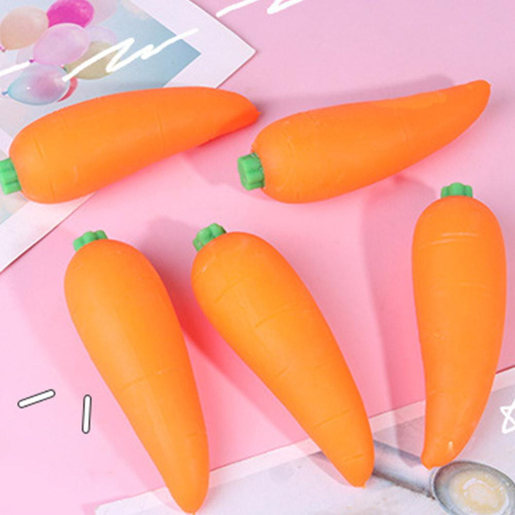 Juguete de estrés esponjoso en forma de zanahoria naranja de elevación lenta con tapas verdes, hecho de material de goma suave.