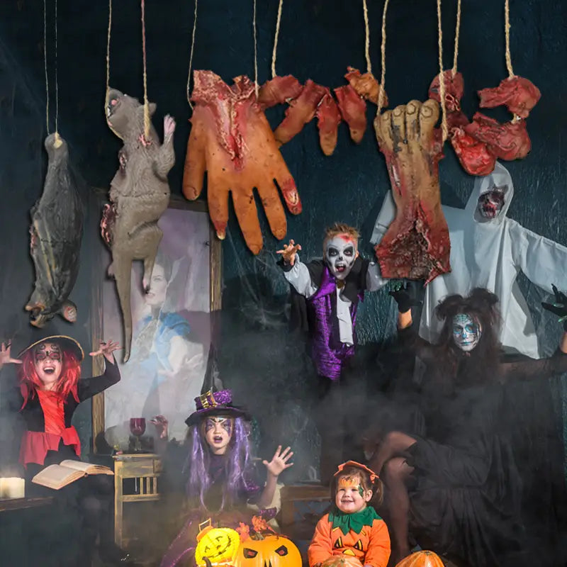Ensemble de fausses parties du corps suspendues d’Halloween sanglantes comprenant des mains sectionnées grotesques et une chauve-souris suspendue dans des matériaux rouges et réalistes, pour une décoration de saison effrayante.