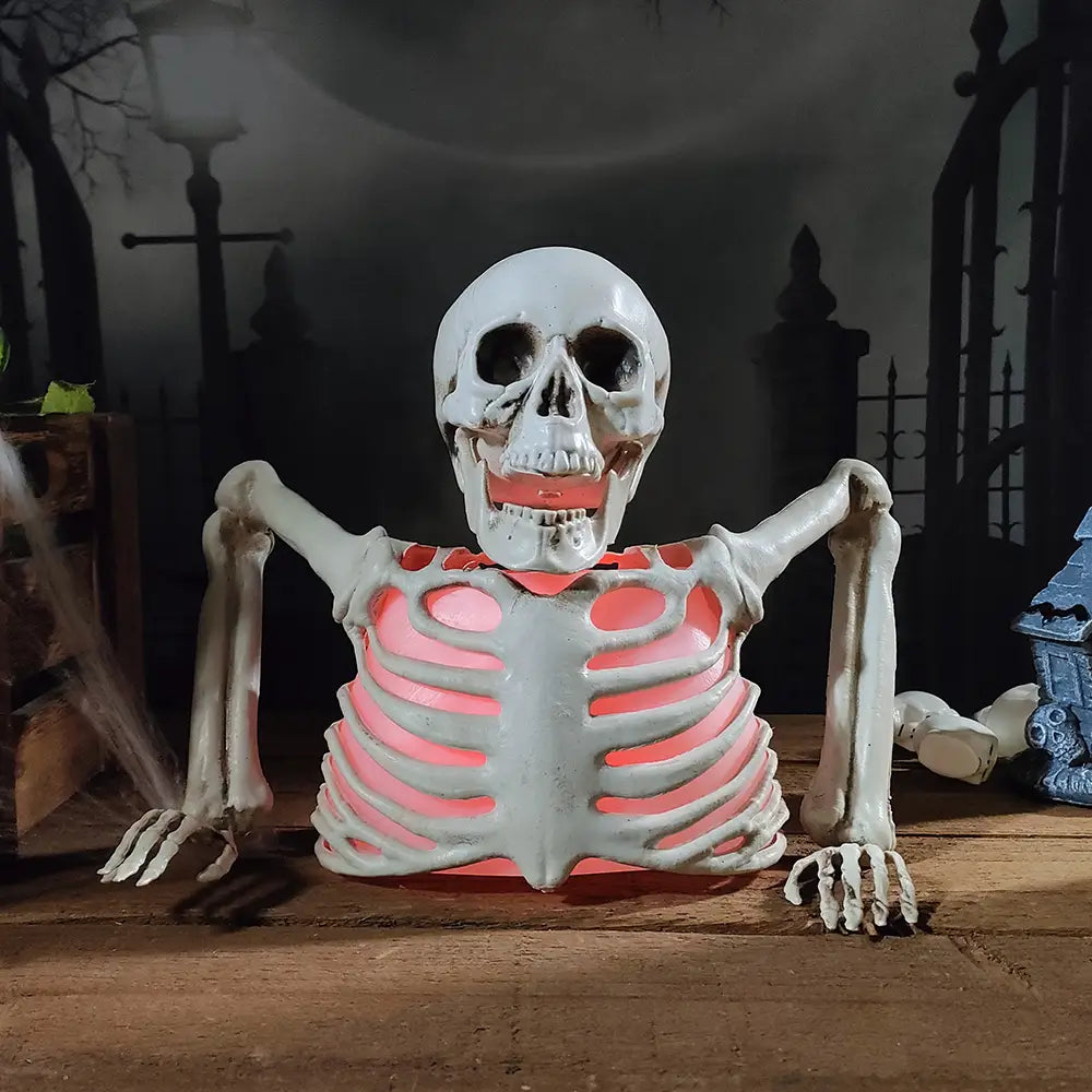 Un accesorio de Halloween de esqueleto luminoso que presenta un torso iluminado con LED rosa con acabado de plástico blanco y brazos articulados, diseñado como una decoración inquietante.