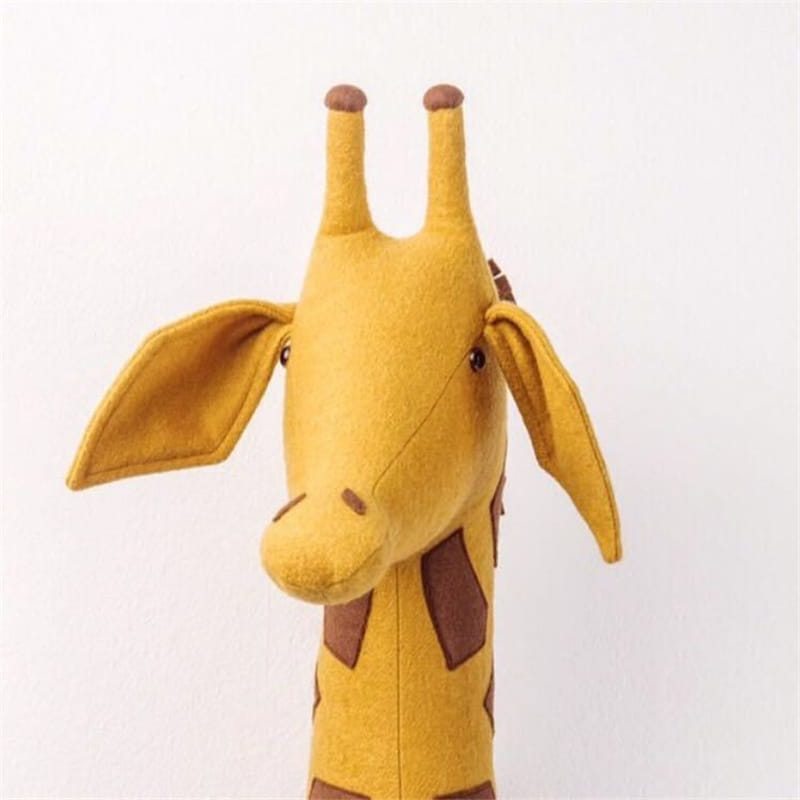 Ein weiches gelbes Filz-Giraffenhandpüppchen mit braunen Flecken und kleinen schwarzen Augen, entworfen als 3D-Cartoon-Tierkopf-Wanddekoration mit hängender Ausführung.
