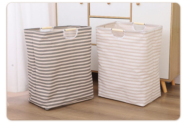 Zwei zusammenklappbare Wäschekörbe aus Canvas für Schmutzwäsche in Grau und Weiß sowie in Beige und Creme mit Holzgriffen, die zentrale Verkaufsargumente für Langlebigkeit und Stil zeigen