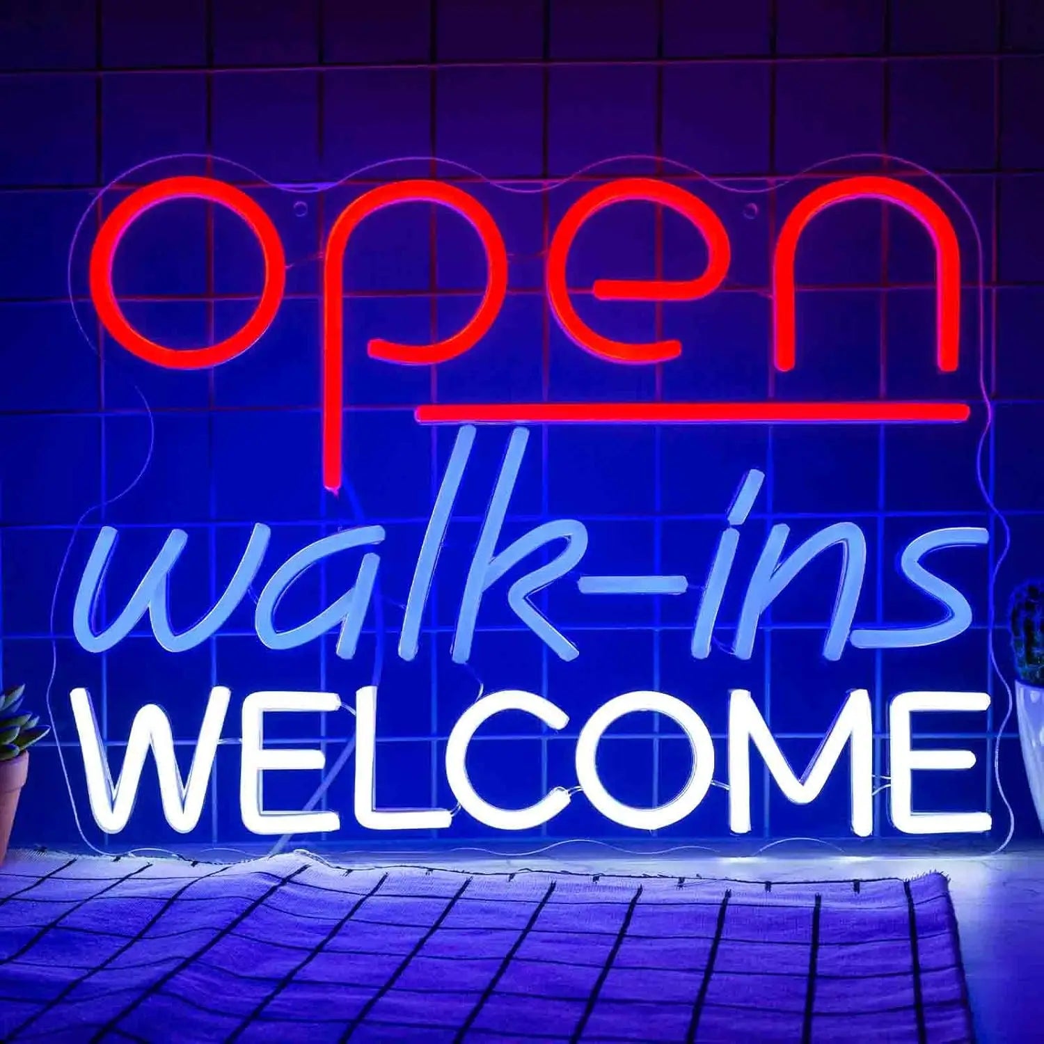 un panneau lumineux au néon éclatant avec des lettres rouges, bleues et blanches lumineuses affichant « ouvert » et « entrées libres » ; les visiteurs sont les bienvenus, convient à une salle de jeux