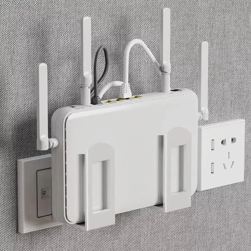 weißer Kunststoff-Router-Aufbewahrungskasten mit wandmontiertem Design, ausgestattet mit vier verstellbaren Antennen und integrierten Steckdosenplätzen für eine verbesserte Wärmeableitung