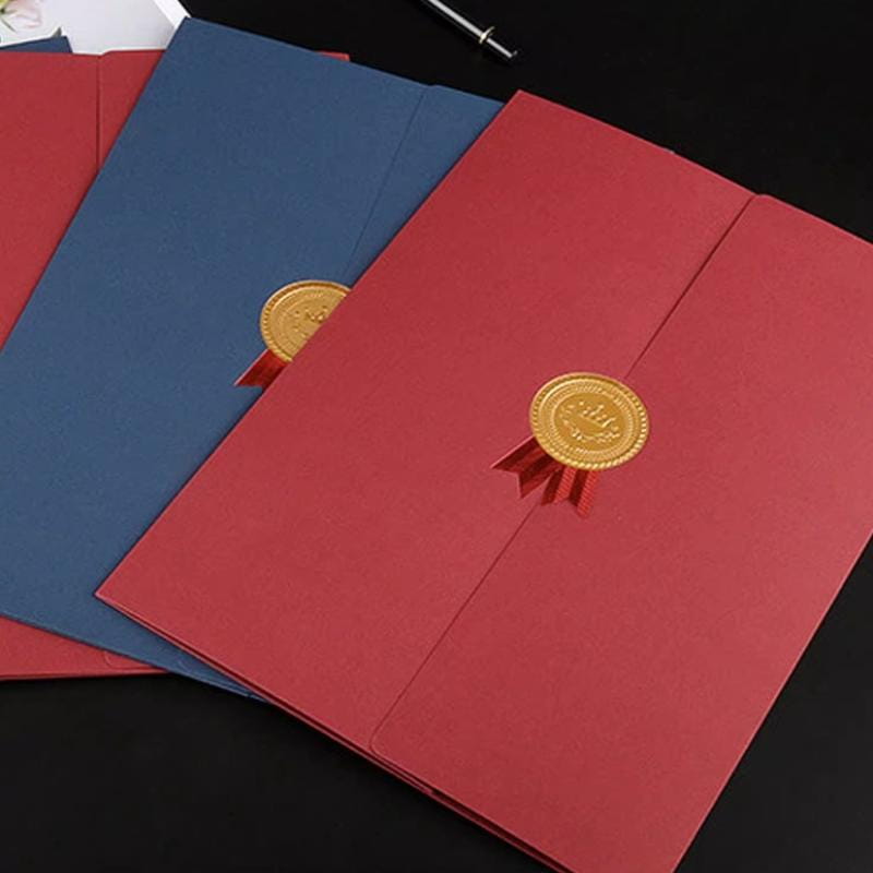 Couverture de diplôme A4 bleu marine et enveloppes formelles de certificat rouge et bleu avec sceaux de cire dorés pour une présentation élégante des documents.