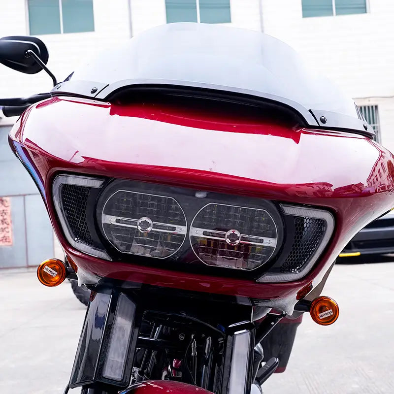 Rotes Motorrad mit Road-Glide-LED-Scheinwerferlüftungs-Akzentleisten aus 2015–2024, mit glänzendem Finish und zwei runden Doppelscheinwerfern.
