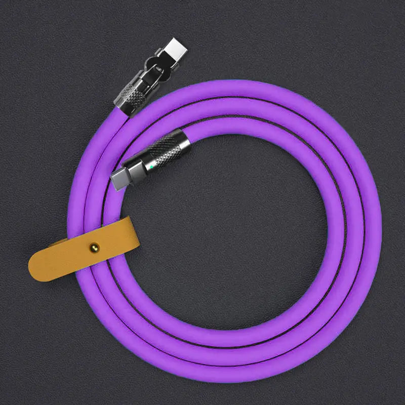 Kräftig-violettes geflochtenes 120-W-Rotations-Silikon-USB-C-Kabel mit metallischen USB-C-Steckverbindern und einem braunen Lederriemen für geordnetes Laden.