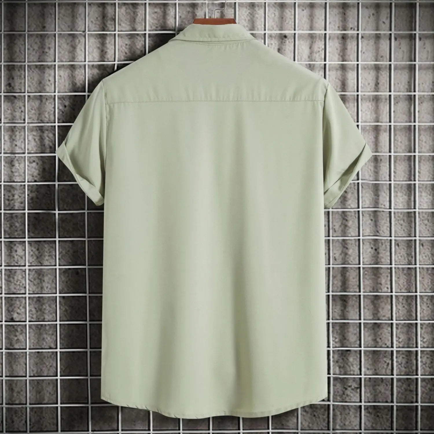Chemise à manches courtes vert clair pour homme, avec col classique et coutures soignées, idéale comme chemise de plage unie décontractée dans le style mode pour hommes.