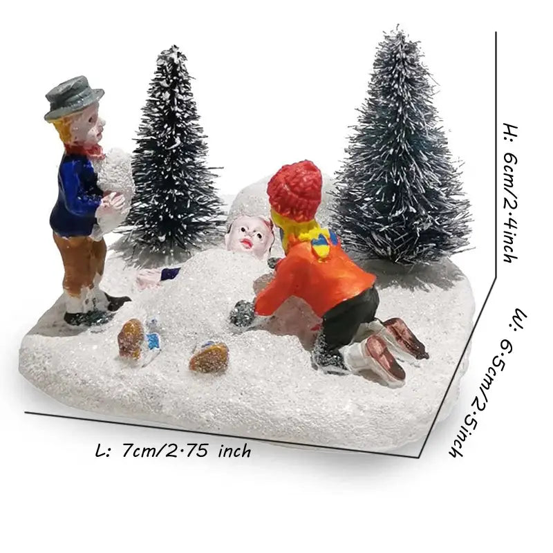 Miniatur-Set „Kinder spielen mit Schnee“ – Weihnachtliches Dorf-Figürchen: mit zwei Kindern in farbenfroher Winterkleidung, die einen Schneemann bauen, mit vereisten Tannenbäumen auf strukturiertem, verschneitem Untergrund.