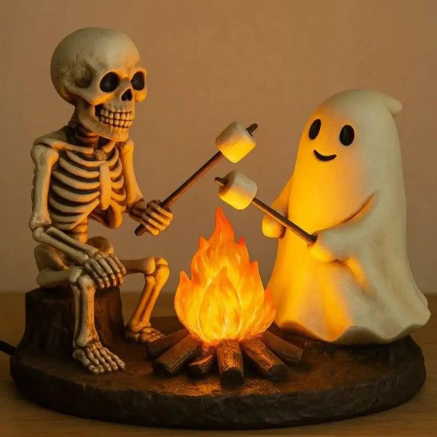 une lanterne de nuit de feu de camp fantomatique lumineuse thématique Halloween, avec un fantôme squelette rôtissant des guimauves près d’un feu de camp, éclairage jaune chaud créant une ambiance à la fois inquiétante et chaleureuse.