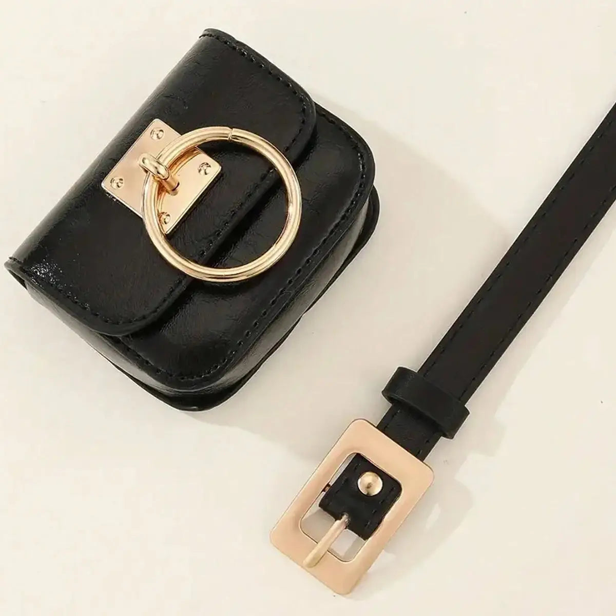 Pochette de ceinture de créateur en cuir verni noir avec fermoir circulaire à anneau finition ton sur ton or et boucle assortie, pochette de ceinture de créateur de luxe.