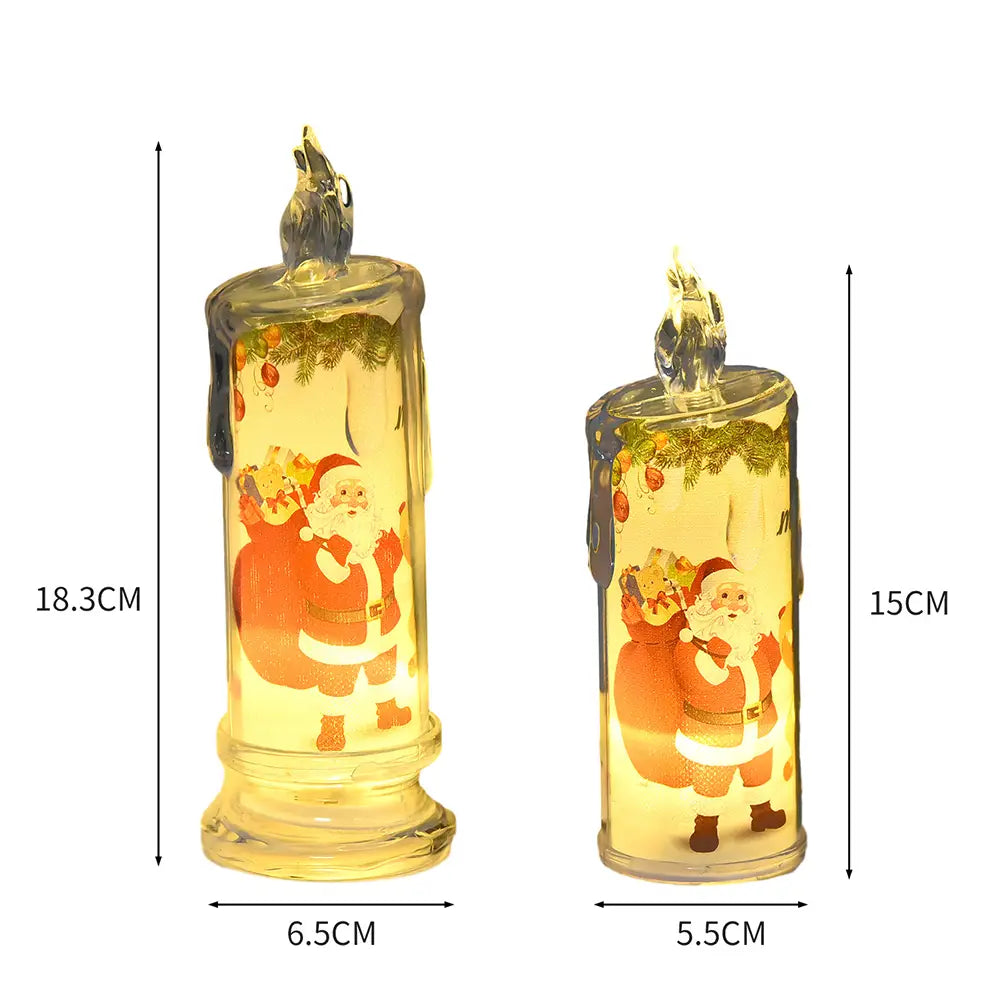 Zwei niedliche Weihnachts-LED-Kerzen-Dekorationen mit leuchtenden, bedruckten LED-Designs des Weihnachtsmanns, festlichen Verzierungen und Grünzeug im Inneren klarer Glasgehäuse für die flammenlose Feiertagsdekoration.