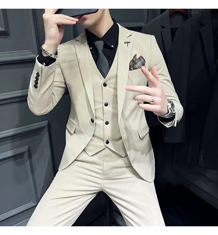 Ensemble de costume trois pièces slim fit beige pour homme, avec un type de fermeture par boutons noirs et une pochette de costume assortie, comprenant 9 pantalons courts à la cheville.