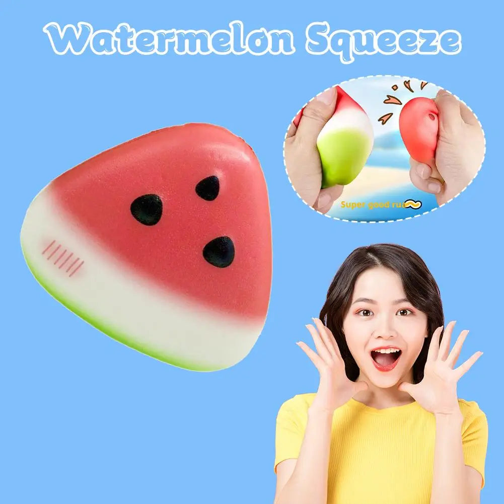 Rot-grüner, Wassermelonen-förmiger Soft-Squeeze-Stressball zur langsamen Steigerung mit schwarzen Samendetails, entworfen als taktiler Stressabbau.