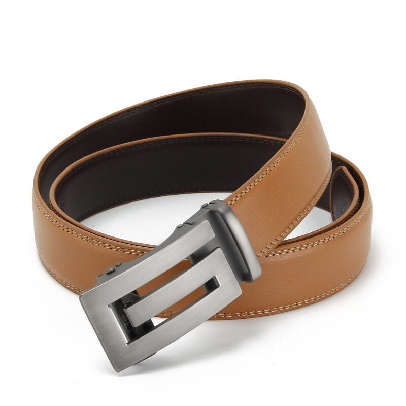 Ceinture automatique en cuir beige (camel) pour homme avec boucle automatique à finition argentée, présentée sur fond blanc
