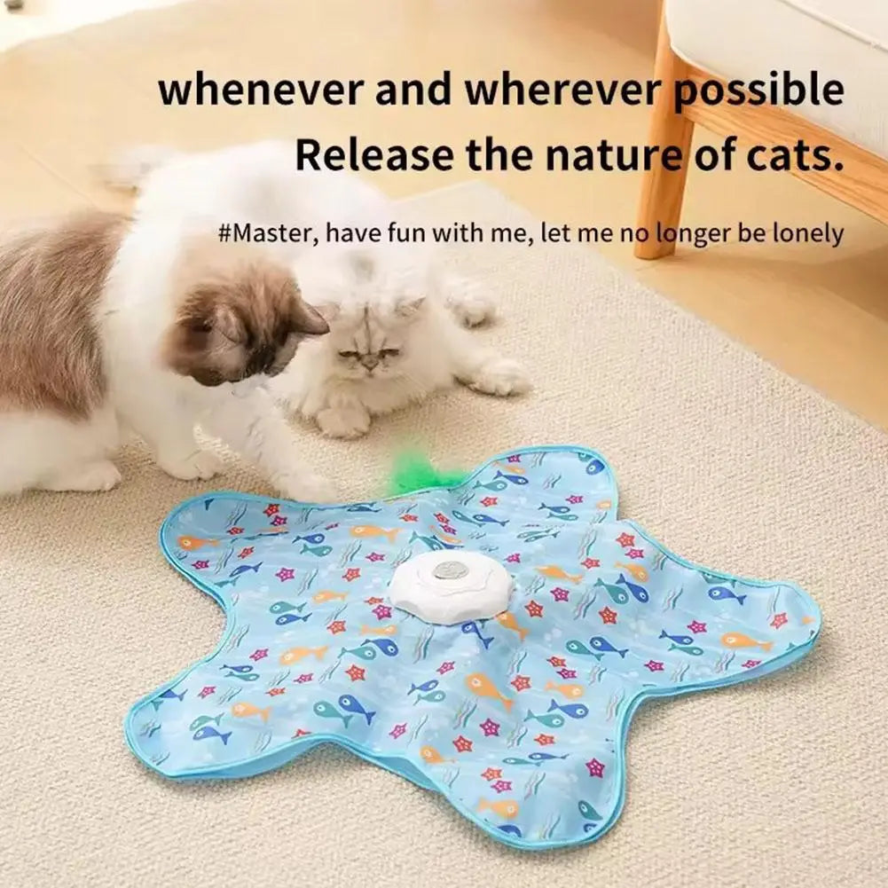 青い星形のインタラクティブなフェザーおもちゃ（猫用のティーザー）。魚と星のパターン、布製カバー、中央の白いボタンを備える。