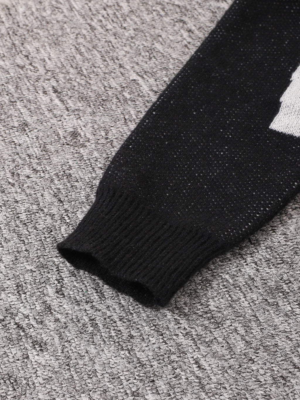 Simple Long-Sleeved Crew Neck Knit Sweater Suitable for Men, Comfortable and Stylish for Everyday Wear, a Fashionable Layering Choice for Any Season
