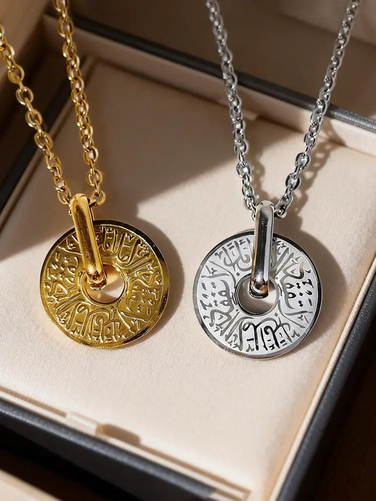 Collares tipo colgante de caligrafía árabe de acero inoxidable en tonos oro y plata, con diseños de colgantes de caligrafía grabada de manera intrincada.