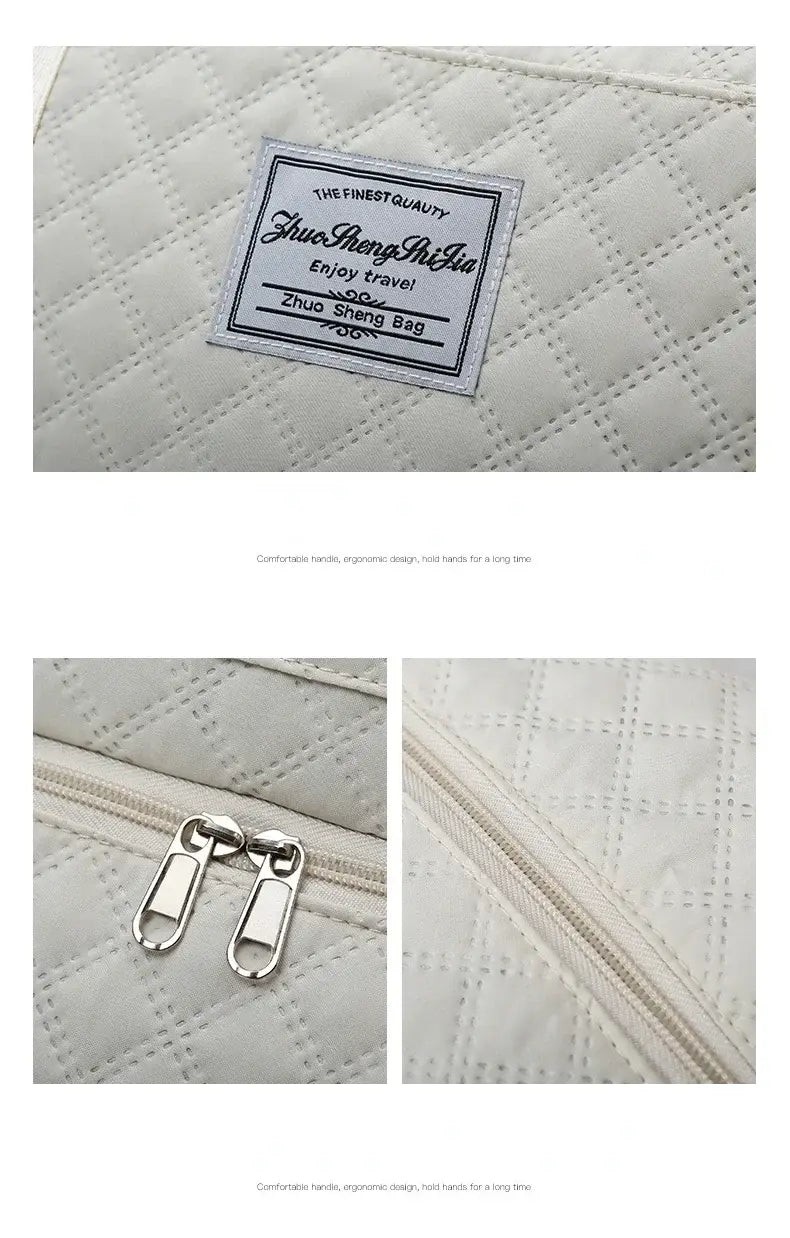 Bolsa de viaje tipo duffel acolchada de cuero blanca, tote weekender grande, con cierres de color plateado y etiqueta con marca.