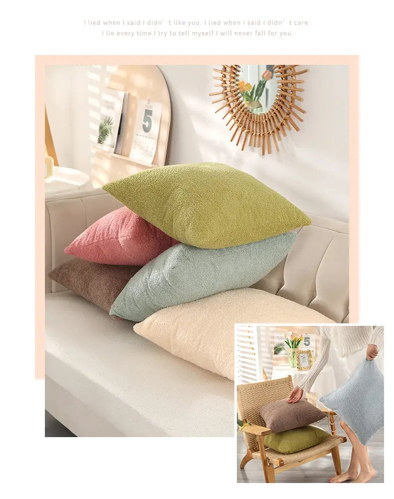 ein Stapel aus plüschigen 60x60-cm-Kissenhüllen in gedämpften Tönen aus Grün, Rosa, Blau und Beige aus weichem Teddy-Veloursstoff für die Wohnraumgestaltung