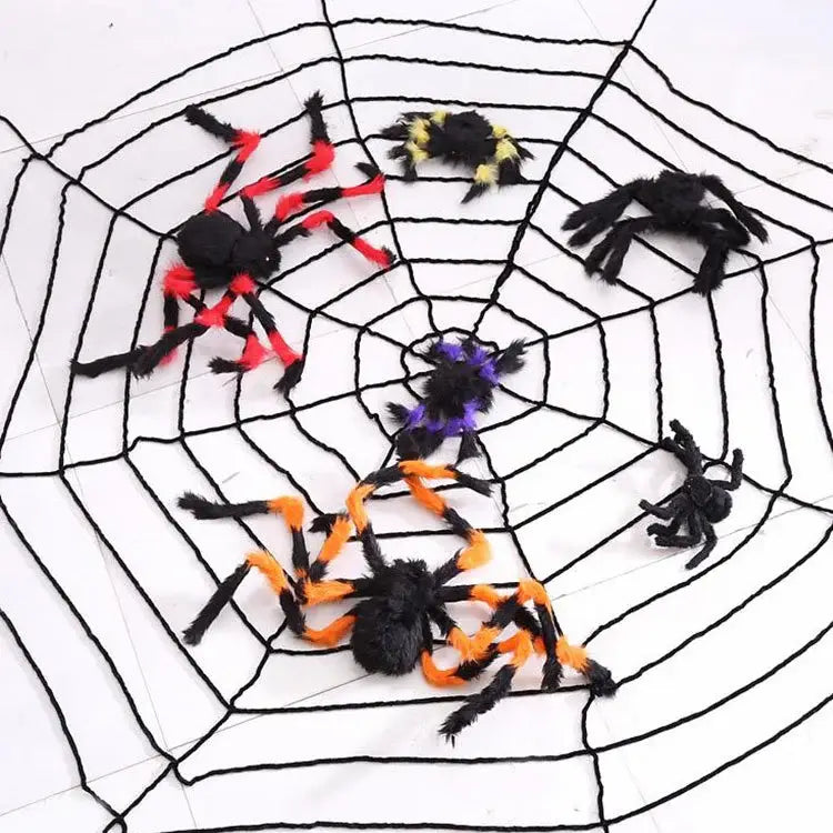 ensemble de cinq fausses araignées en peluche en noir, rouge, jaune, violet et orange, présentées sur une toile d’araignée noire pour des décorations d’Halloween.