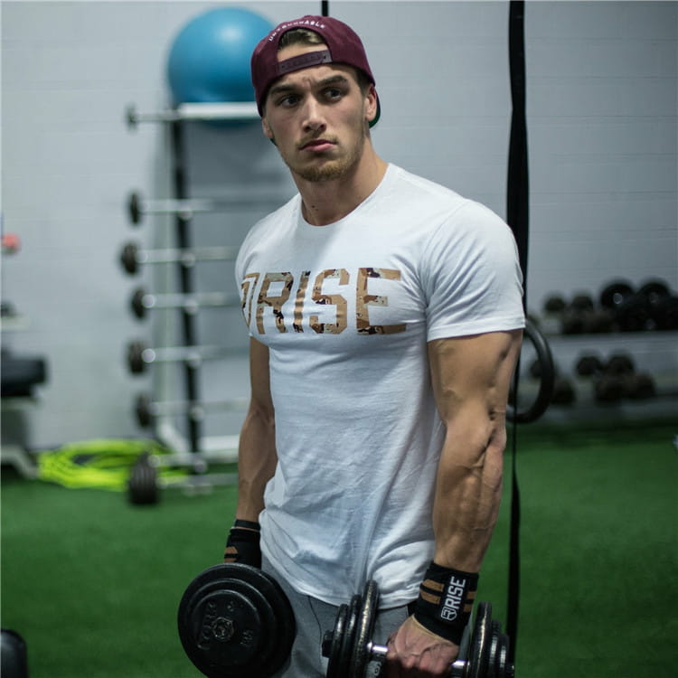 Weißes T-Shirt mit einem Gold- und Braun-Camouflage-Rise-Logo, das für Herren als Herren-Workout-T-Shirt mit Gold-Rise-Logo gestaltet ist.