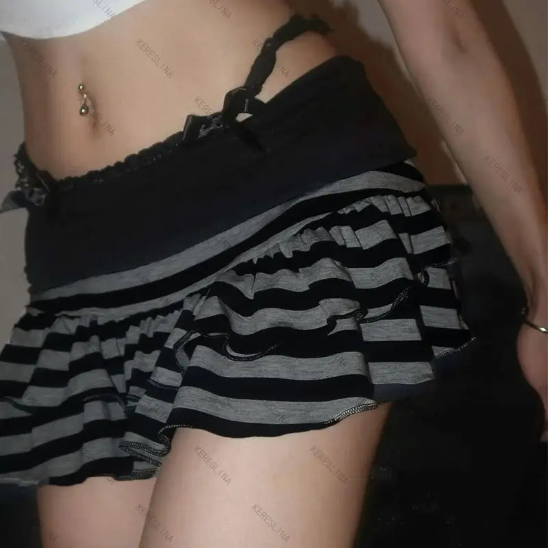 Jupe courte à volants rayée noir et gris avec bordure en dentelle, conçue pour une tenue décontractée et stylée.