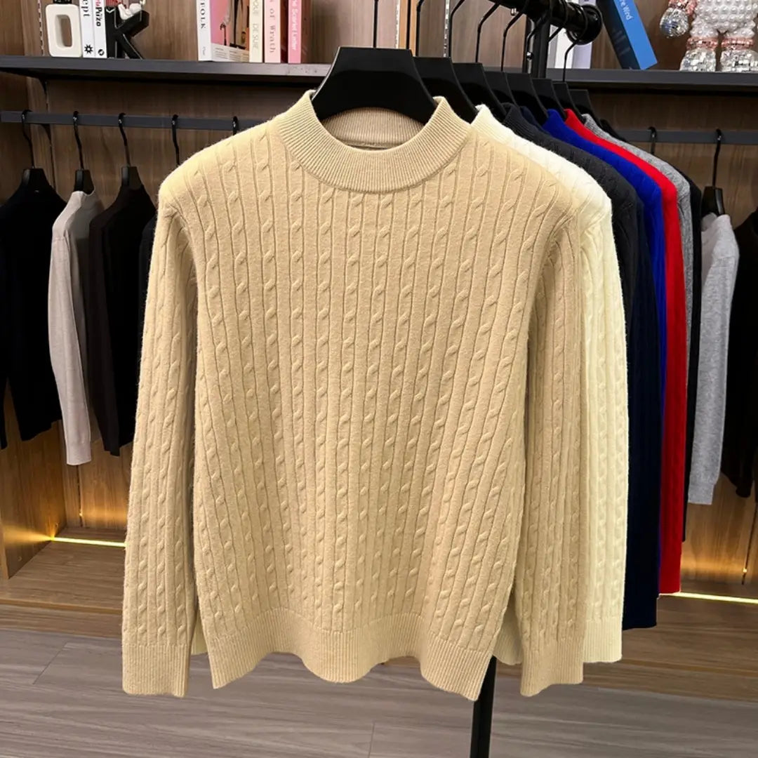 Herren-Zopfstrick-Pullover mit Rundhalsausschnitt in Cremefarben mit einem Zopfstrickmuster, geripptem Rundhalsausschnitt und Bündchen.
