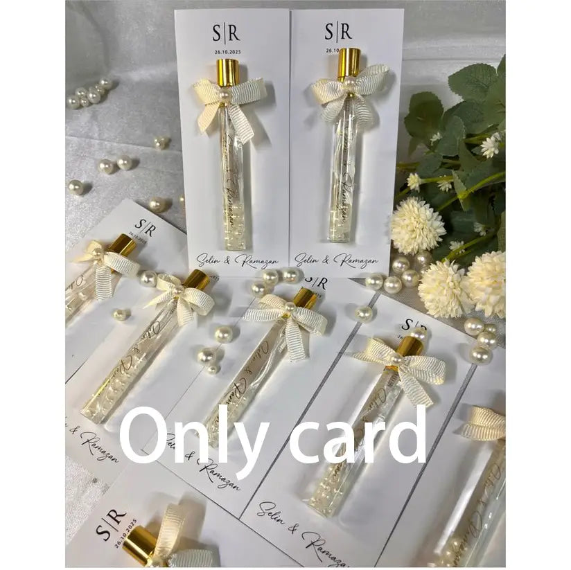 faveur de carte cadeau de parfum de mariage personnalisée et élégante, avec des fioles en verre transparent surmontées d’embouts dorés, ornées de rubans crème délicats et d’accents de perles