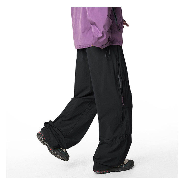 pantalones cargo impermeables de senderismo para hombre en negro, con múltiples bolsillos y cinturilla con cordón, diseñados para un rendimiento de secado rápido