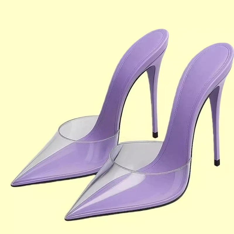 Des mules à talon haut et bout pointu transparentes pourpres, avec une finition brillante élégante.
