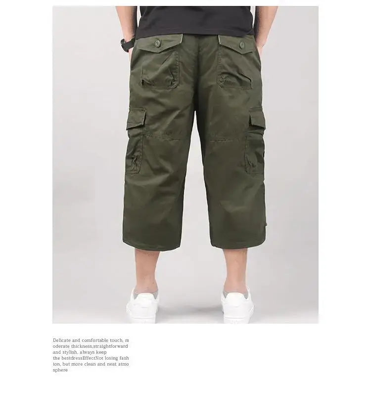 Bermudas cargo pour hommes en vert olive, avec plusieurs fermetures à boutons et des poches en coton pour une tenue d’été décontractée.