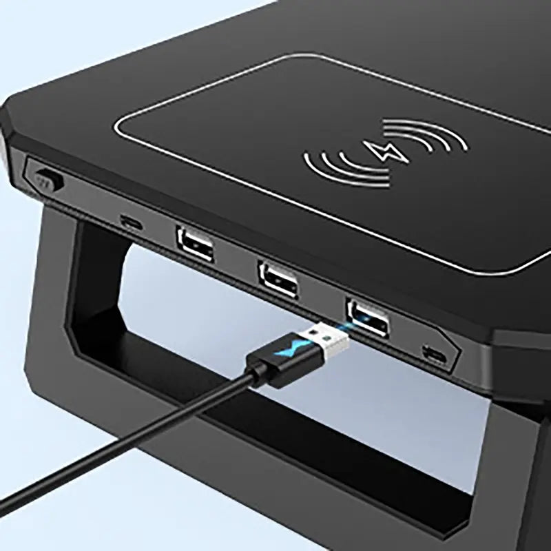 洗練されたモダンなデザインと複数のUSBポートを備え、入力ポート電圧を表示する黒色ワイヤレス充電対応コンピュータ用モニターライザーです。