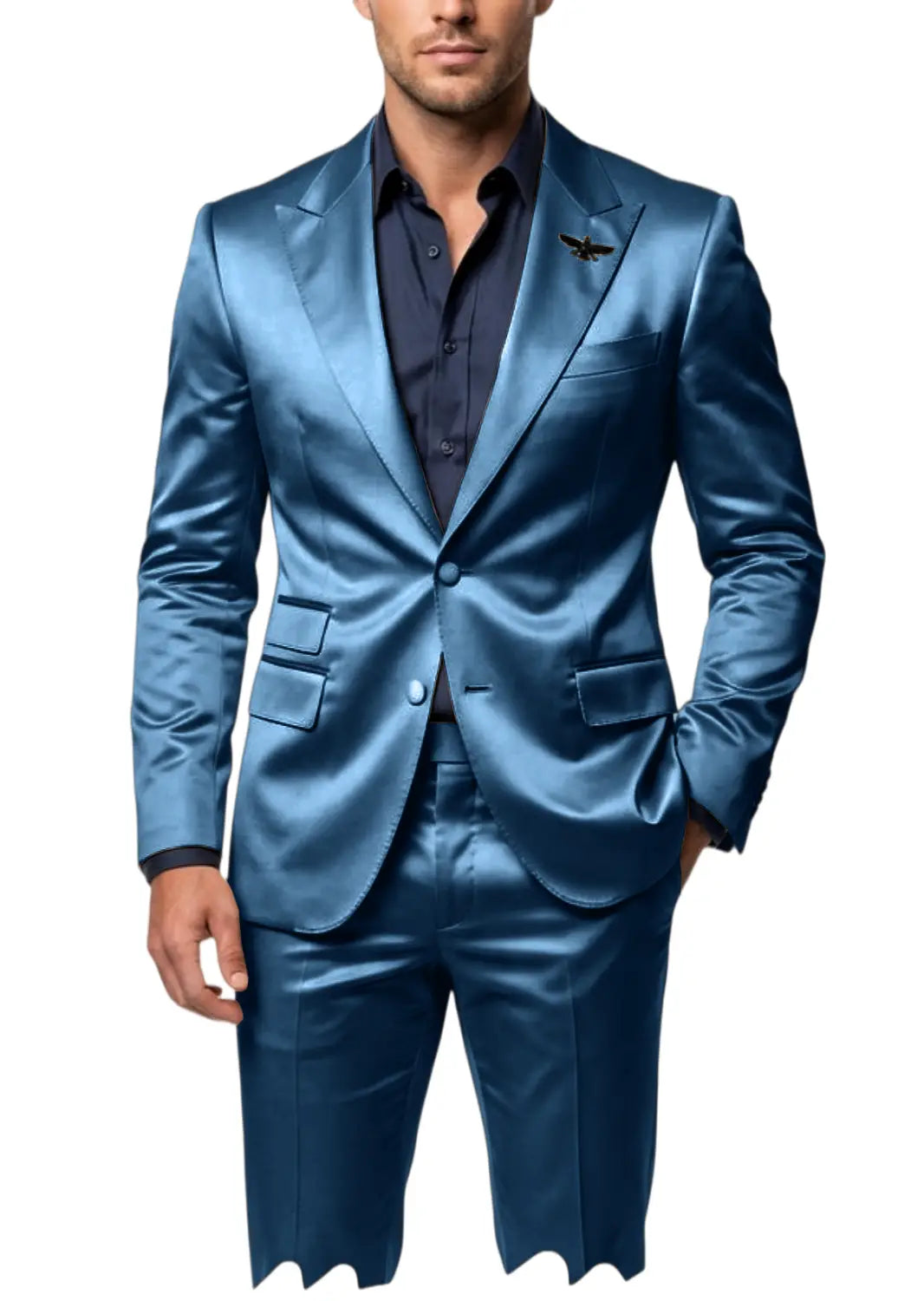Ein eleganter Tuxedoanzug Slim Fit in Blau mit Satin-Finish, passende Hose sowie ein darunter getragenes dunkelnavyfarbenes Hemd.