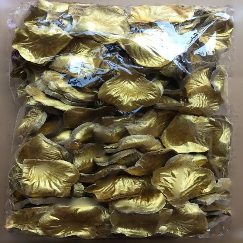Goldglänzende künstliche Rosenblüten aus Kunststoff, in einer durchsichtigen Tüte, für „5500 bunte Rosenblüten“ zur Hochzeitsdekoration.