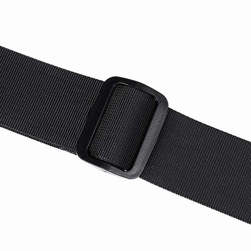 黒色ナイロン製ストラップとマットブラックのプラスチックバックルを備えた、靴収納付き黒色大容量ジムダッフルバッグ。